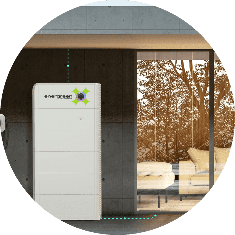 Energreen Power Store thuisbatterij systeem met ingebouwde omvormer buiten naast de garage aan moderne woning